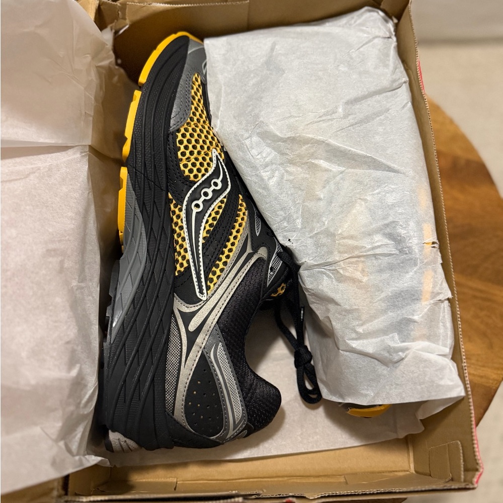 $100 - Saucony Progrid Omni 9 (Men’s 11.5/ Women’s 13)